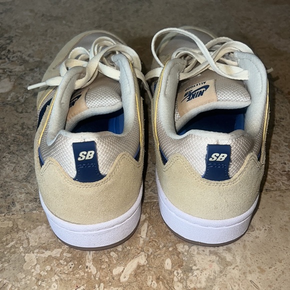 Nike size 10 - Picture 2 of 3